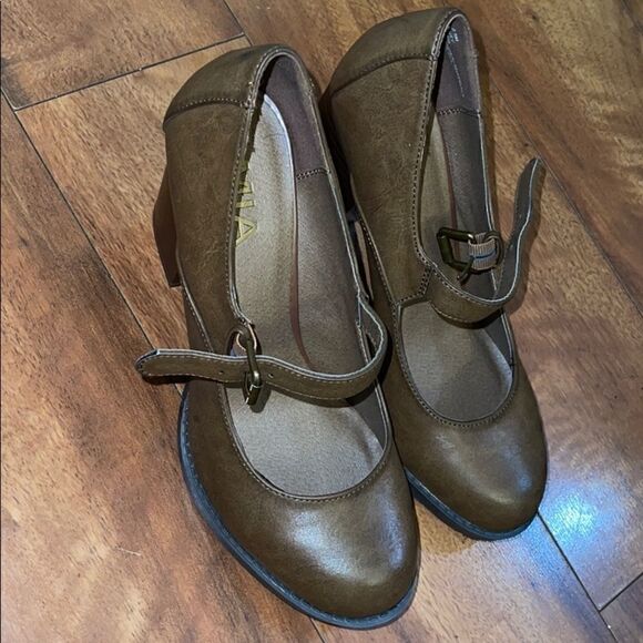 Shoes - Mia Women's Brand new/never worn & pretty size 6.5